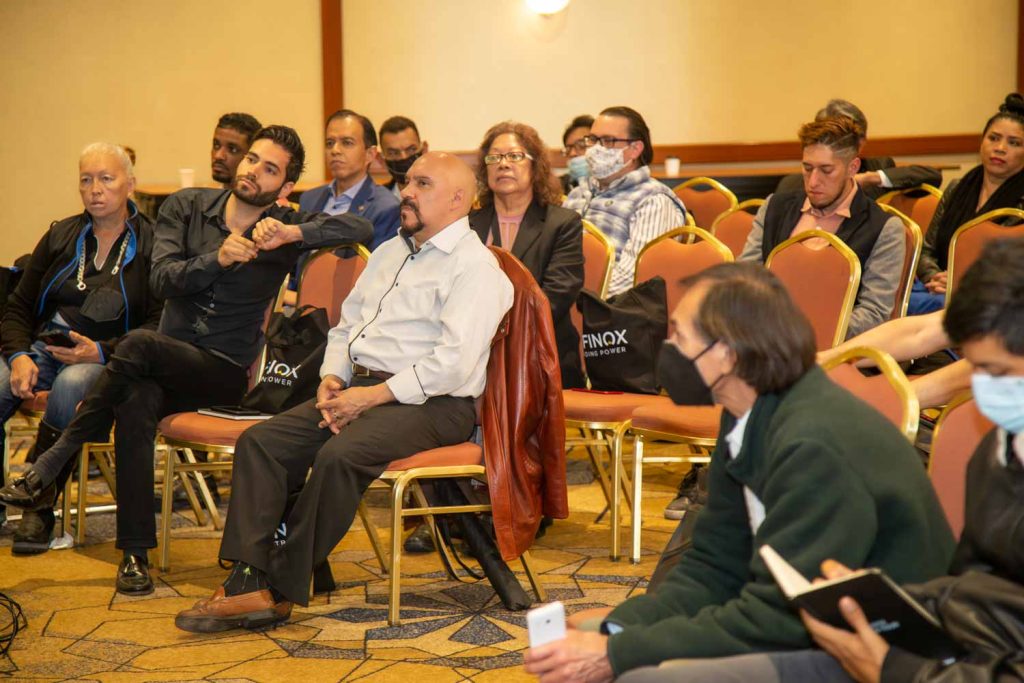 Agencia de Fotografía 95 fotografía profesional para convenciones un grupo de personas sentadas en sillas en una conferencia.