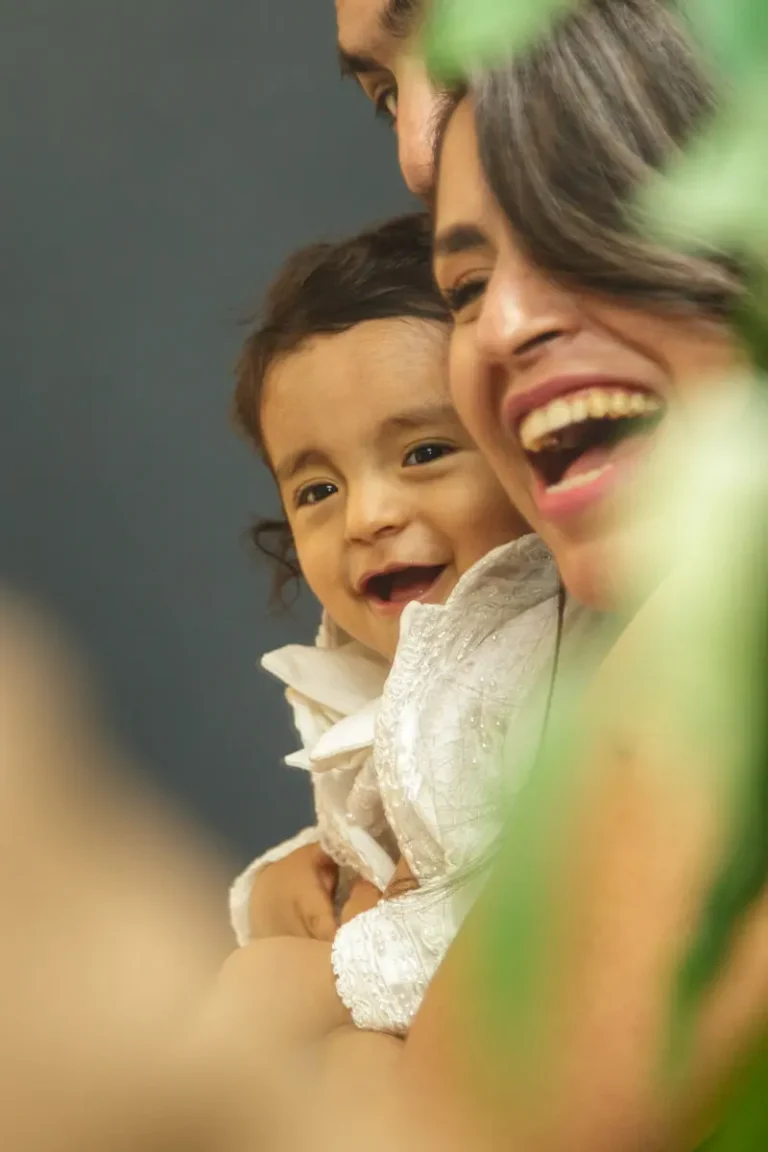 Fotógrafo Bautizos 7 foto emotiva de bebe sonriendo en su bautizo fotografía profesional de bautizo méxico cdmx