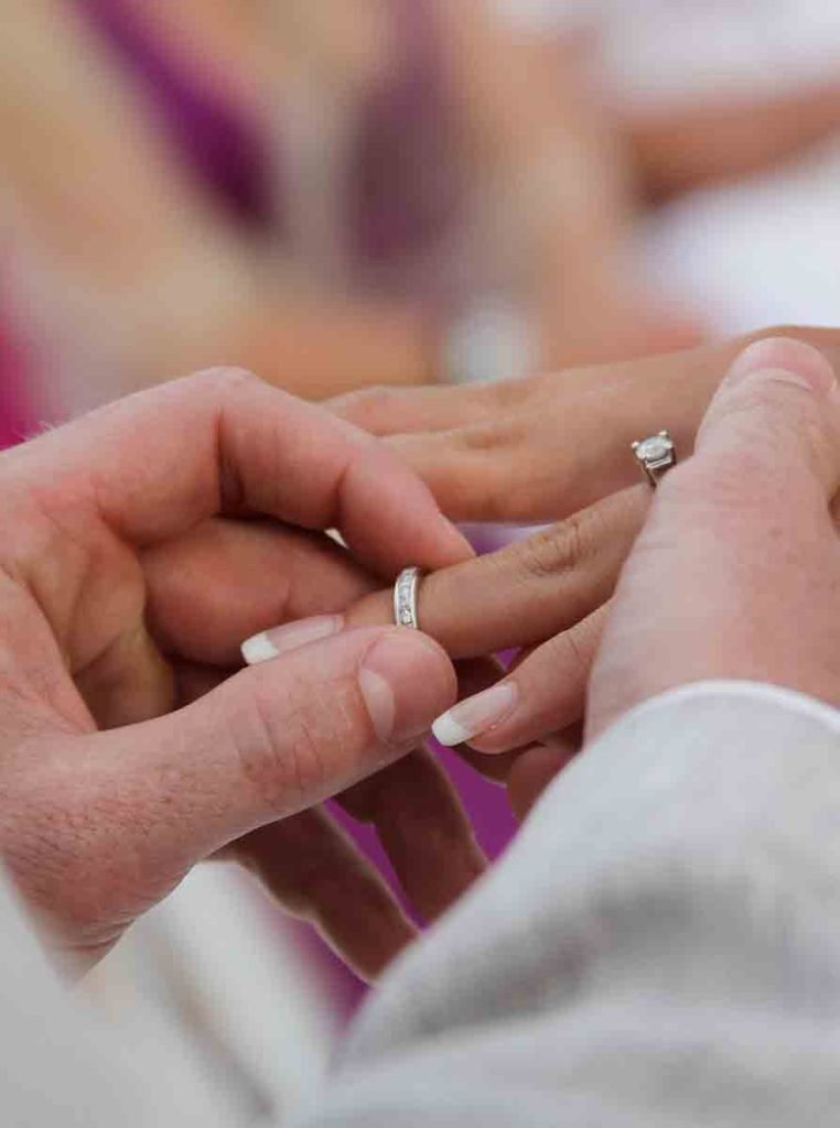 fotos de colocación de anillo en boda